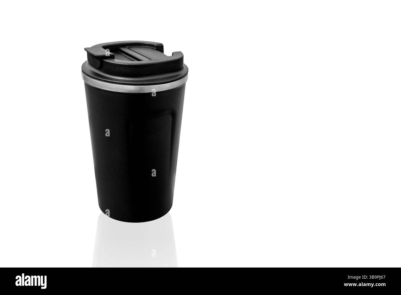 Tasse thermo noire pour thé ou café sur fond blanc. Tasse thermos pour boissons chaudes Banque D'Images