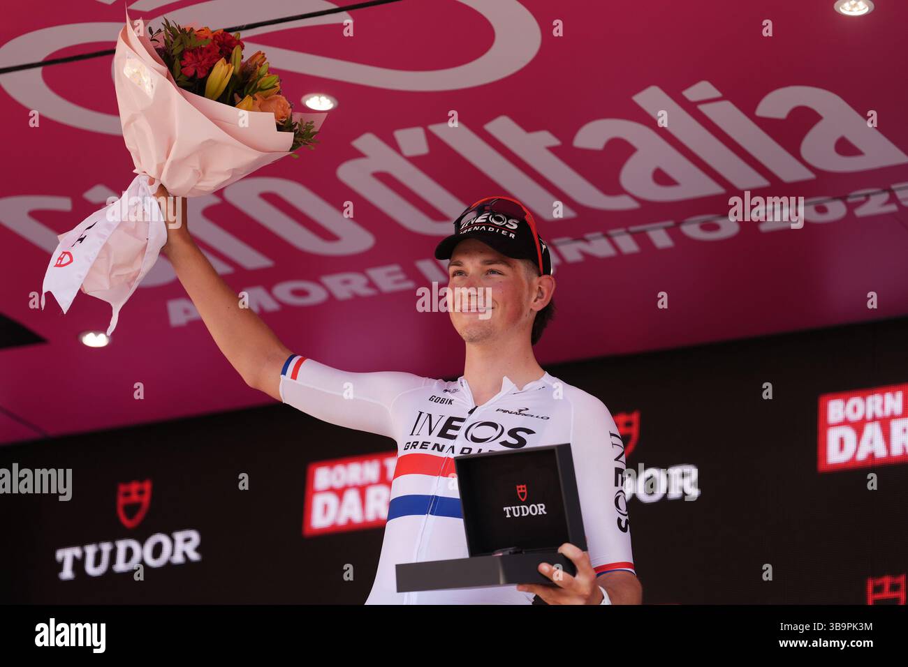Tirana, Albanie. 10 mai 2025. Tarling Michael Joshua de Ineos Grenadiers vainqueur du Prix TUDOR lors de l'étape 2 du Giro d'Italia de Tirana (Tirane) à Tirana (Tirane) Tudor ITT (Individual Time Trial) Albanie - samedi 10 mai 2025. Sport - cyclisme. (Photo de Massimo Paolone/LaPresse) crédit : LaPresse/Alamy Live News Banque D'Images