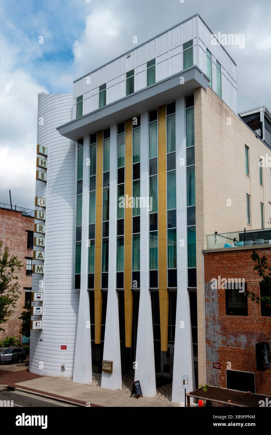 Durham, NC - US - 3 mai 2025 L'hôtel Durham allie un design moderne du milieu du siècle avec des vues sur le toit, des cocktails artisanaux et des saveurs locales - un séjour emblématique Banque D'Images
