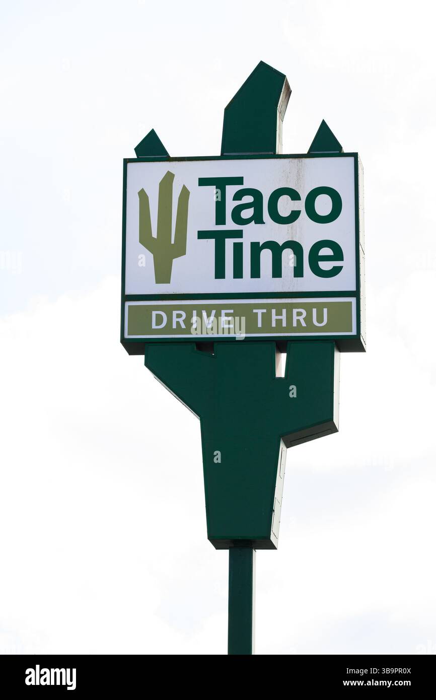 Tualip, WA, États-Unis - 7 mars 2025 ; signe de cactus Taco Time Northwest et nom de marque sur le restaurant régional Banque D'Images