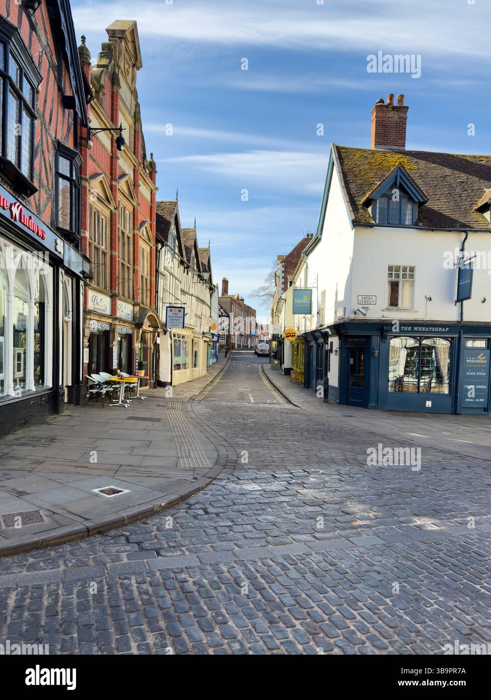 Shrewsbury, Angleterre, Royaume-Uni - 31 mars 2025 ; vue le long de l'historique Milk Street dans le centre-ville de Shrewsbury et la maison publique Wheatsheaf Banque D'Images