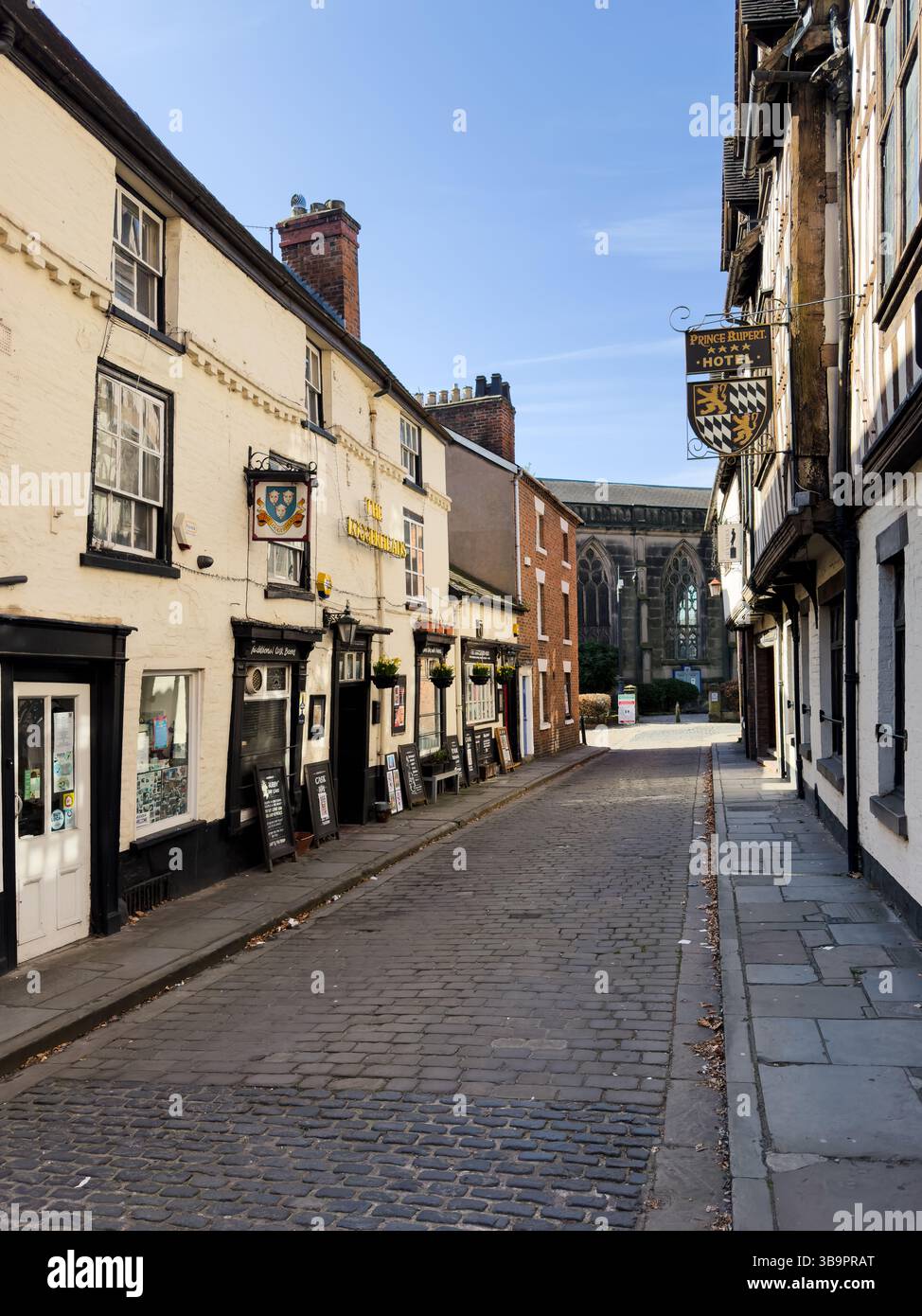 Shrewsbury, Angleterre, Royaume-Uni - 31 mars 2025 ; vue le long de Church Street dans le centre-ville de Shrewsbury avec pavés Banque D'Images