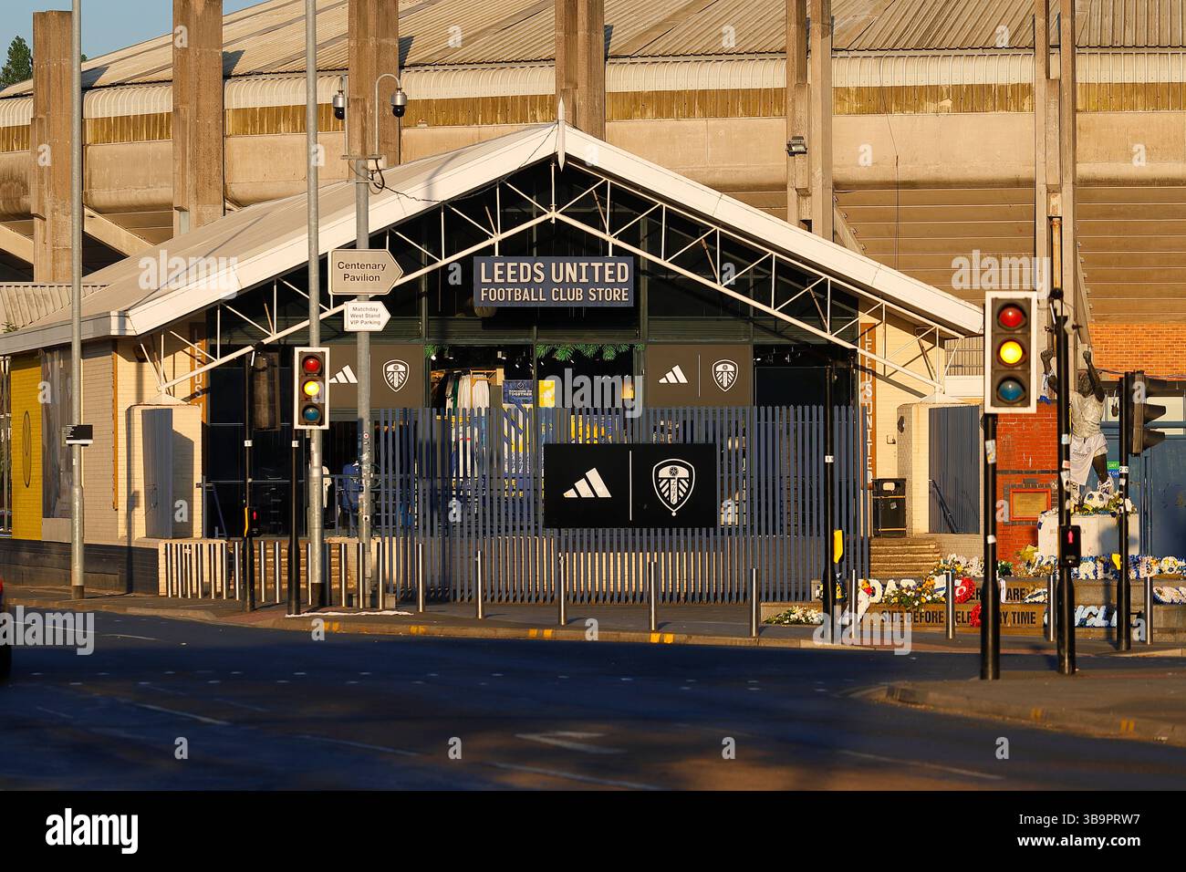 Leeds United Football Club Merchandise à l'extérieur du stade de football d'Elland Road. Banque D'Images