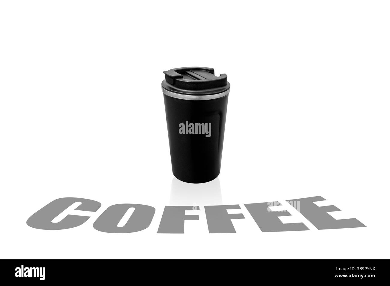Tasse thermo noire pour le café sur fond blanc. Tasse thermos pour boissons chaudes Banque D'Images