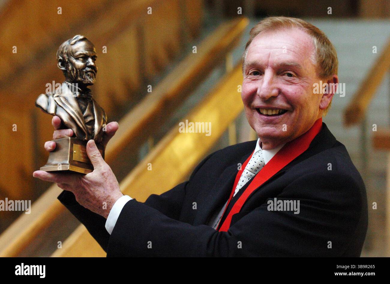 Photo du dossier datée du 4/10/2005 de Sir Tom Farmer avec son prix Andrew Carnegie Medal of Philanthropy après la cérémonie au Parlement écossais à Édimbourg. John Swinney a rendu hommage au « profond impact » de Sir Tom après la mort de l'homme d'affaires écossais à l'âge de 84 ans. Sir Tom, qui a fondé la chaîne de garages Kwik Fit et était également un ancien directeur de MyTravel Group et Scottish Power, est décédé vendredi à sa maison d’Édimbourg. Date d'émission : samedi 10 mai 2025. Banque D'Images