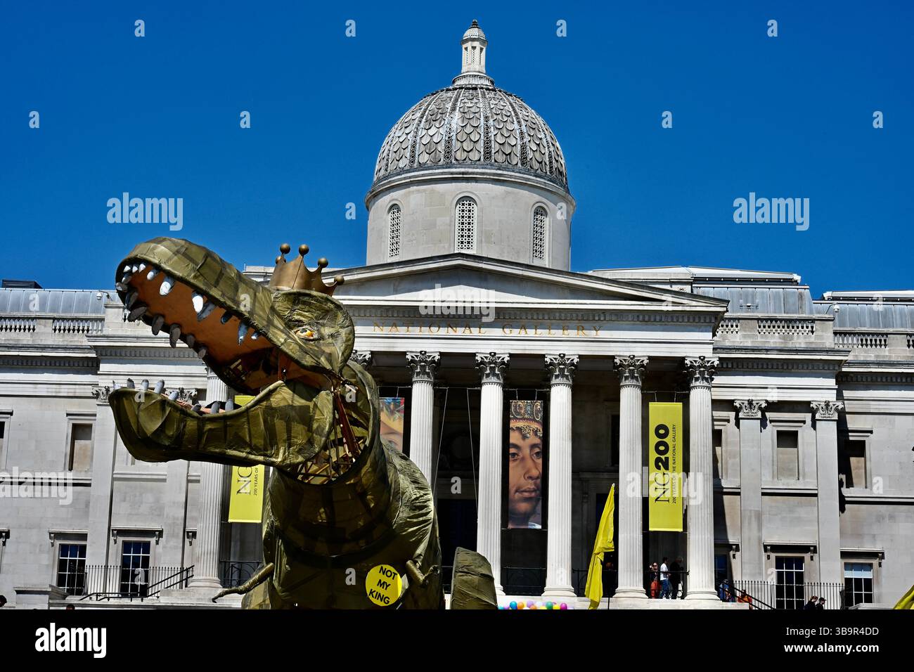 Londres, Royaume-Uni. Chuck the Rex, dinosaure de 15 pieds. Jour de la République 2025 à Trafalgar Square. Les anti-monarchistes se rassemblent à Trafalgar Square pour exprimer leur opposition à la monarchie. Crédit : michael melia/Alamy Live News Banque D'Images