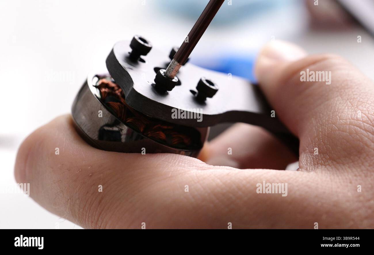 Serrer les vis dans le corps en carbone de fpv DIY copter par tournevis Banque D'Images