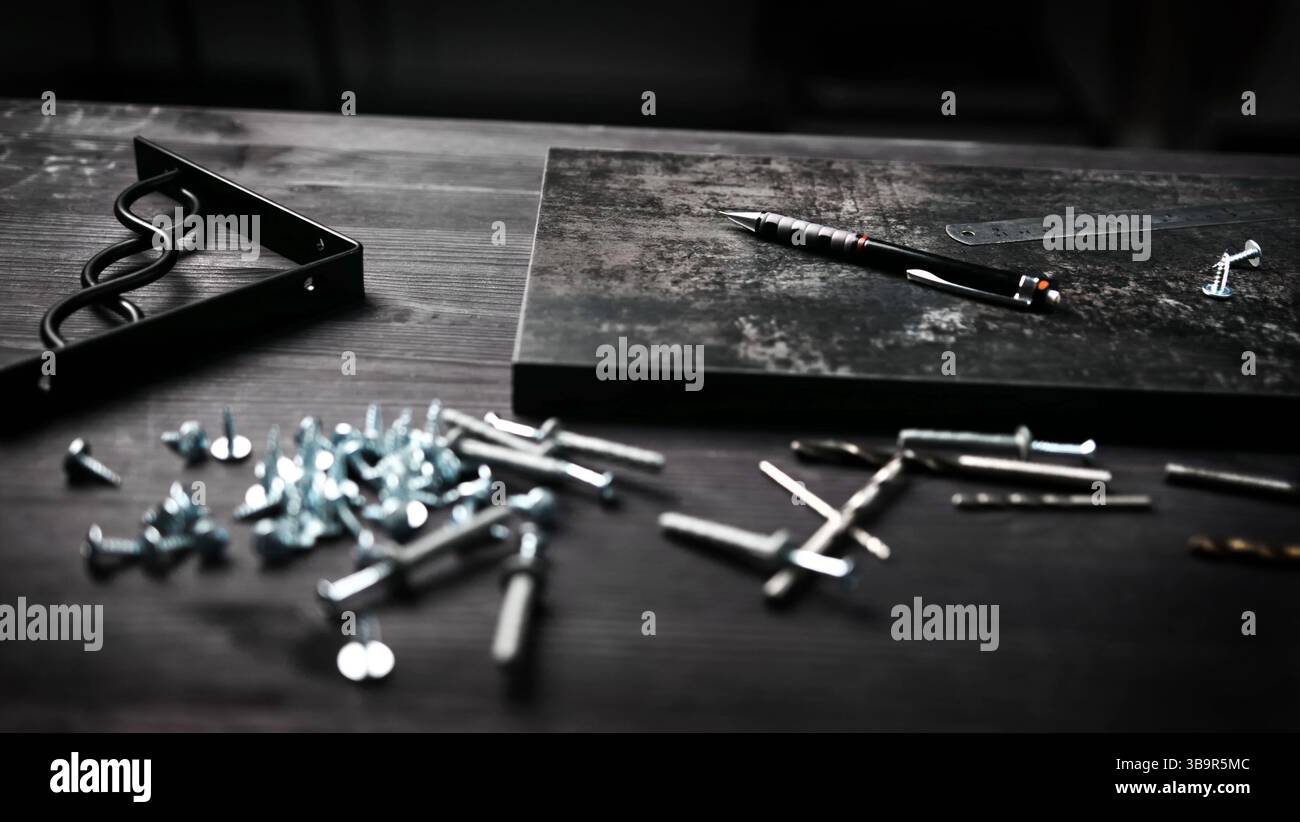 Outils et vis de menuisier sur Une table avec panneau de particules servant D'étagère Banque D'Images
