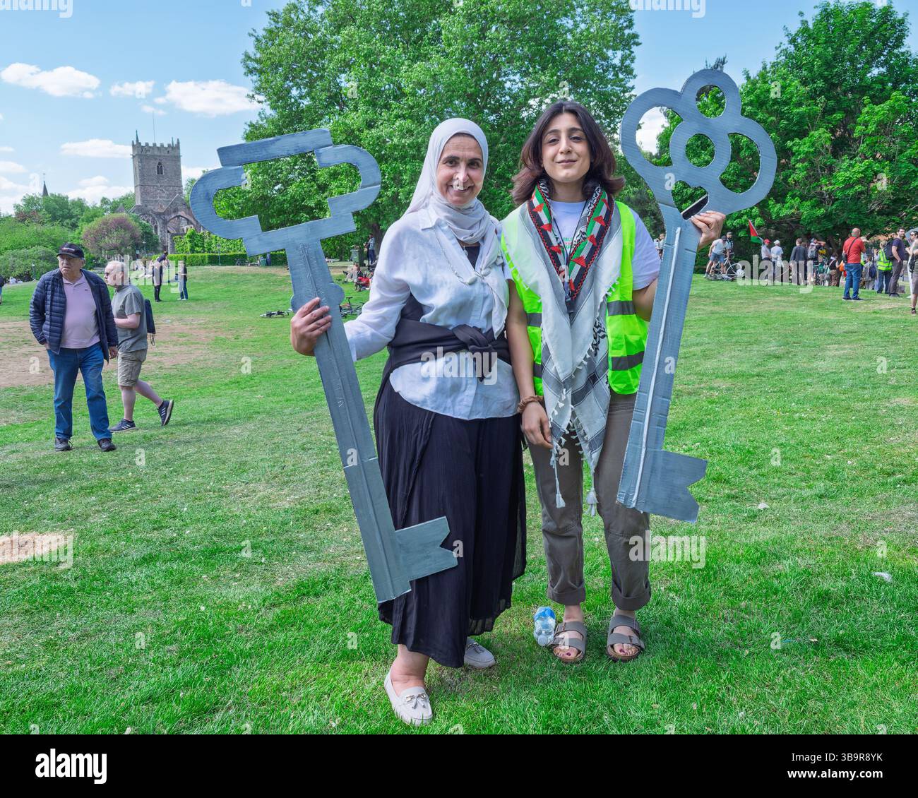 Bristol, Royaume-Uni. 10 mai 2025. Les partisans pro-palestiniens portant des clés posent pour une photo alors qu'ils participent à la marche Nakba 77 à travers le centre-ville de Bristol, les clés représentent les clés des maisons en Palestine que le peuple palestinien a dû quitter après la Nakba. La marche commémore le 77e anniversaire de la Nakba, Nakba signifie « catastrophe » en arabe et elle concerne le déplacement massif du peuple palestinien en 1948. Crédit : Lynchpics/Alamy Live News Banque D'Images