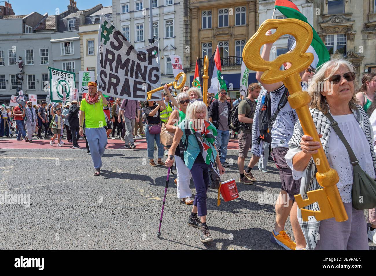 Bristol, Royaume-Uni. 10 mai 2025. Des partisans pro-palestiniens sont photographiés avec des clés alors qu'ils participent à la marche Nakba 77 à travers le centre-ville de Bristol, les clés représentent les clés des maisons en Palestine que le peuple palestinien a dû quitter après la Nakba. La marche commémore le 77e anniversaire de la Nakba, Nakba signifie « catastrophe » en arabe et elle concerne le déplacement massif du peuple palestinien en 1948. Crédit : Lynchpics/Alamy Live News Banque D'Images