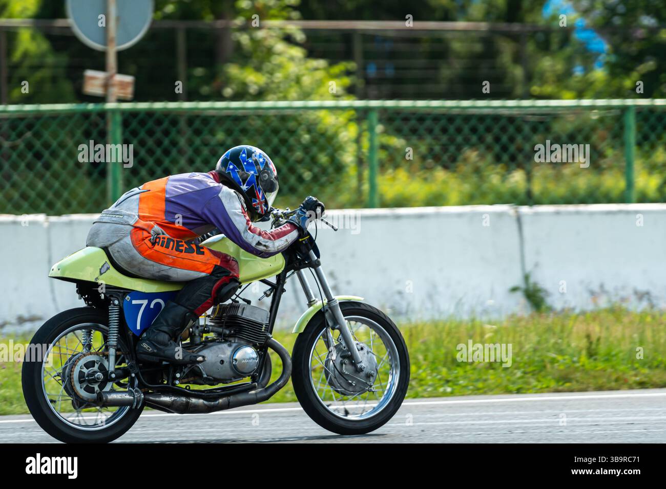 Riga, Lettonie - 3 juillet 2021 : les pilotes amateurs pratiquent leurs compétences sur les motos lors d'une séance d'entraînement sur la piste. Banque D'Images