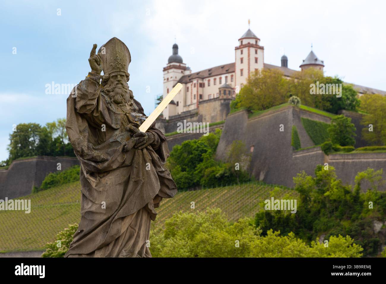 Statue de Kilian sur le vieux pont principal à Wuerzburg, Allemagne Banque D'Images