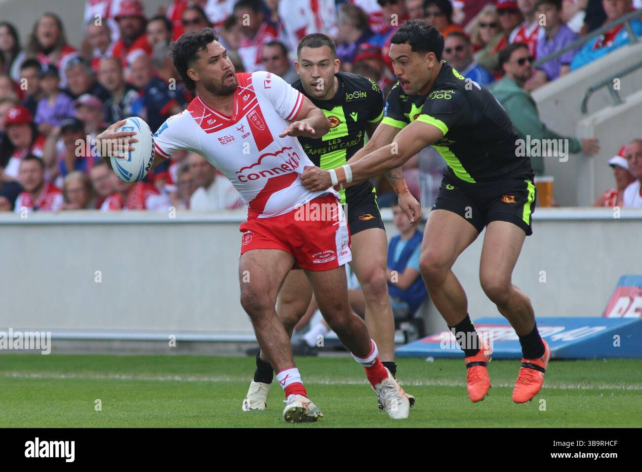 York, Royaume-Uni. 10 mai 2025. LNER Community Stadium, York, North Yorkshire 10 mai 2025. Betfred Challenge Cup demi-finale Hull KR vs Catalan Dragons Peta Hiku de Hull Kingston Rovers est attaqué par Nick COTRIC de Catalan Dragons crédit : Stephen Gaunt/Touchlinepics/Alamy Live News crédit : Touchlinepics/Alamy Live News Banque D'Images