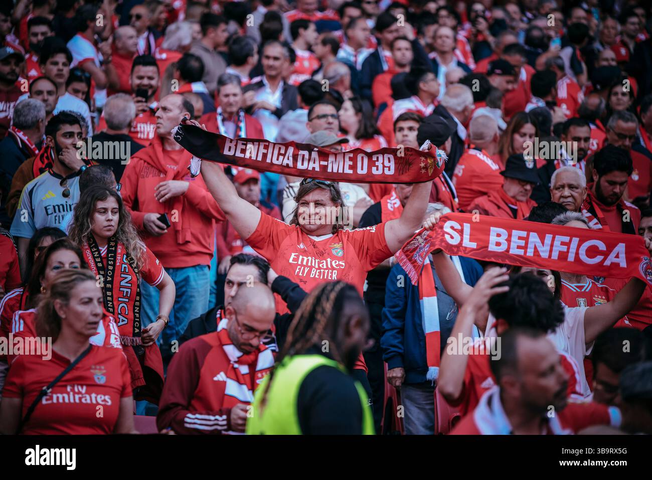 Lisbonne, Portugal. 10 mai 2025. Derby Benfica vs Sporting – Primeira Liga 2025 fans de Benfica. Lisbonne, Portugal – 10 mai 2025 image capturée lors du derby entre SL Benfica et Sporting CP en Primeira Liga, à Estádio da Luz. Le match a réuni les deux plus grands rivaux du crédit de la capitale portugaise : Isidro Gomes/Alamy Live News Banque D'Images