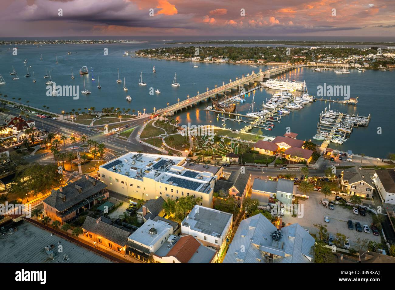 Augustine, Floride. Architecture américaine avec rues illuminées et bâtiments historiques la nuit. Destination de voyage USA Banque D'Images