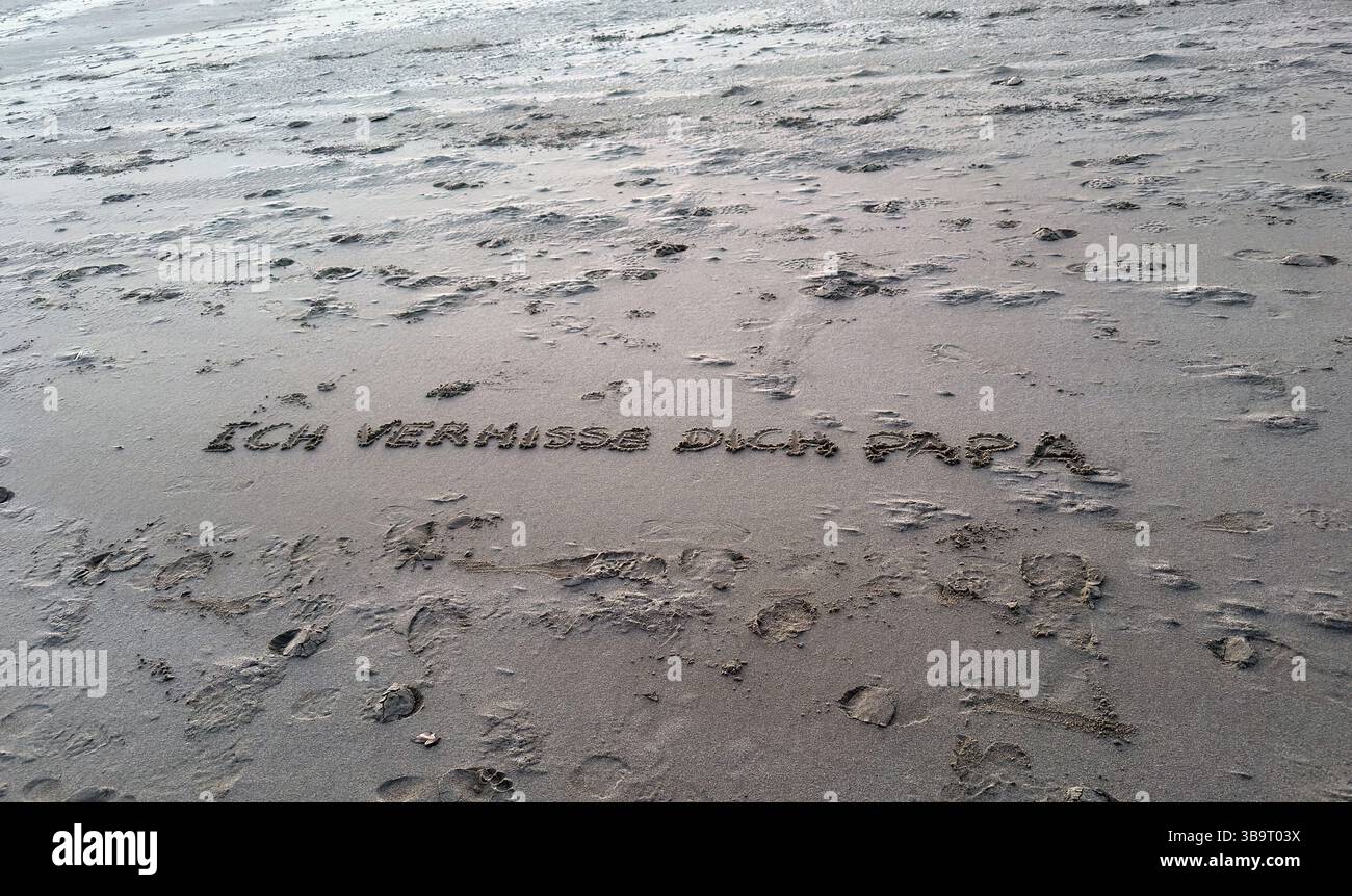Lettrage sur la plage dans le sable avec toi papa me manque Banque D'Images