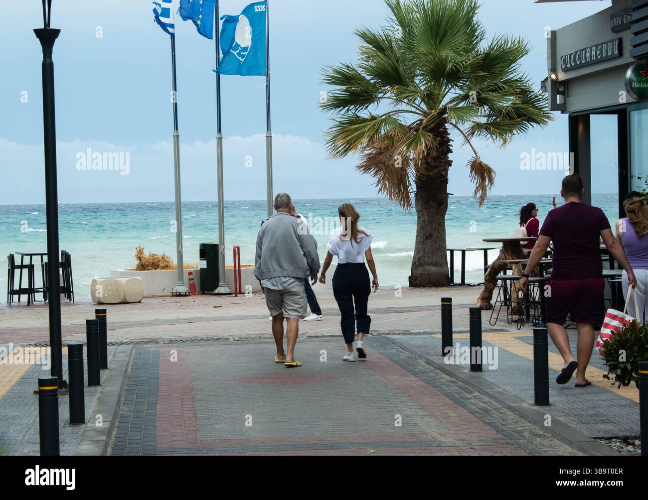 Rues de Pefkohori, Kassandra, Grèce. Vacanciers célèbres en Grèce Banque D'Images