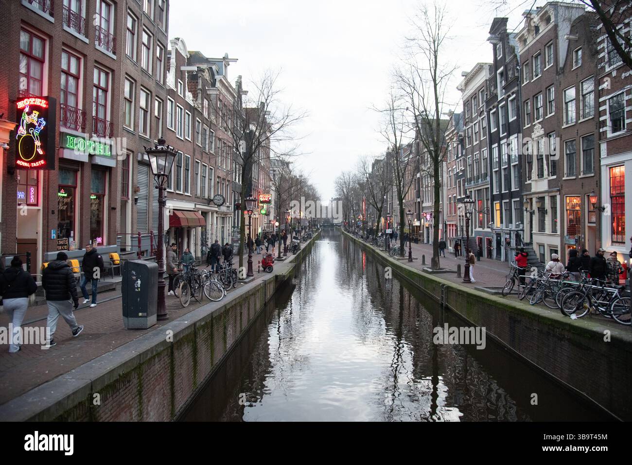 Pays-Bas, Amsterdam, 13 février 2025 : canal s'étendant le long du quartier rouge de Wallen la nuit à Amsterdam pays-Bas Banque D'Images