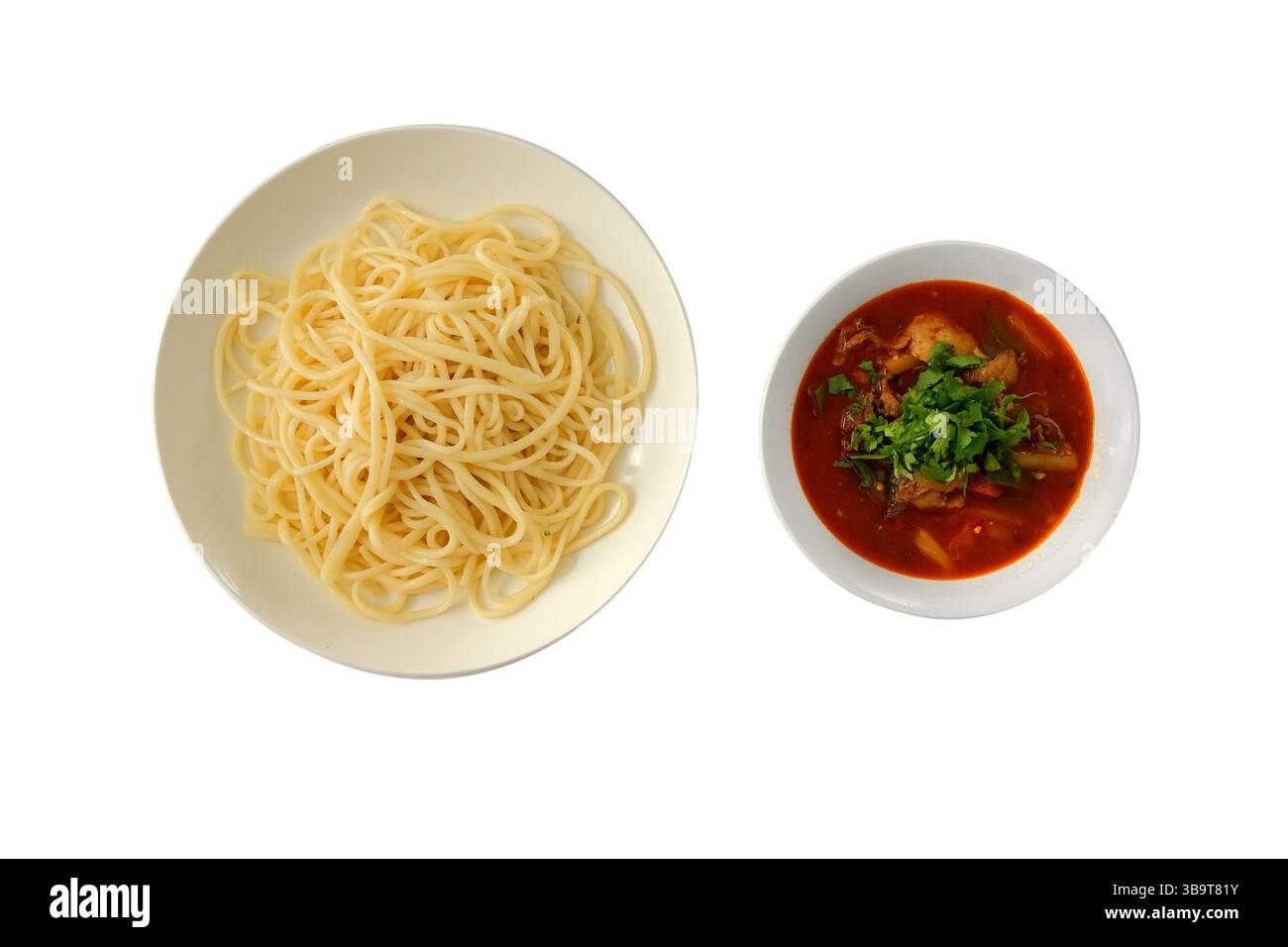 Lagman ouïghour traditionnel avec nouilles tirées à la main, bœuf, légumes et riche bouillon épicé, garni d'herbes fraîches. Banque D'Images