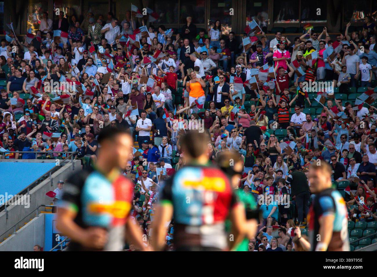 Londres, Royaume-Uni, 10 mai 2025 les fans des Harlequins célèbrent la défense de Rodrigo Isgro contre Gloucester lors du Gallagher Premiership Rugby à l'Allianz Stadium, Twickenham, Londres, Royaume-Uni. Alex Williams / Alamy Live News Banque D'Images