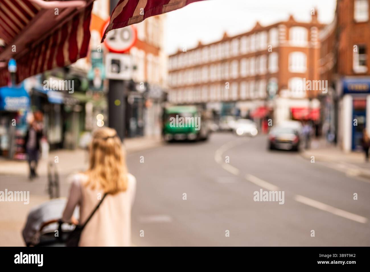 Fulham Road, Londres - vue imprenable sur les boutiques, les gens et la circulation de Londres Banque D'Images