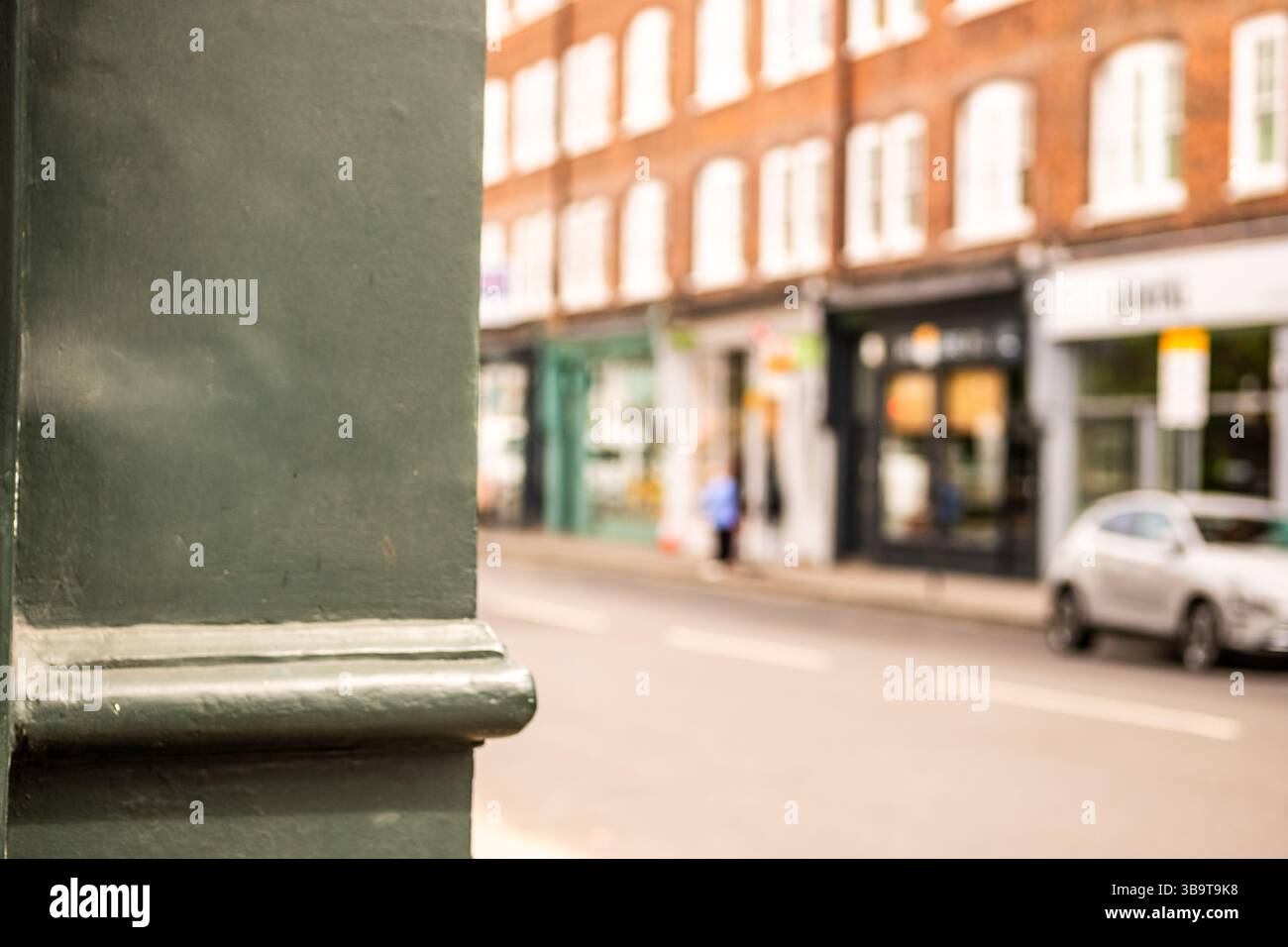 Démasquage des magasins de la rue principale avec un espace vide sur la gauche de l'image Banque D'Images