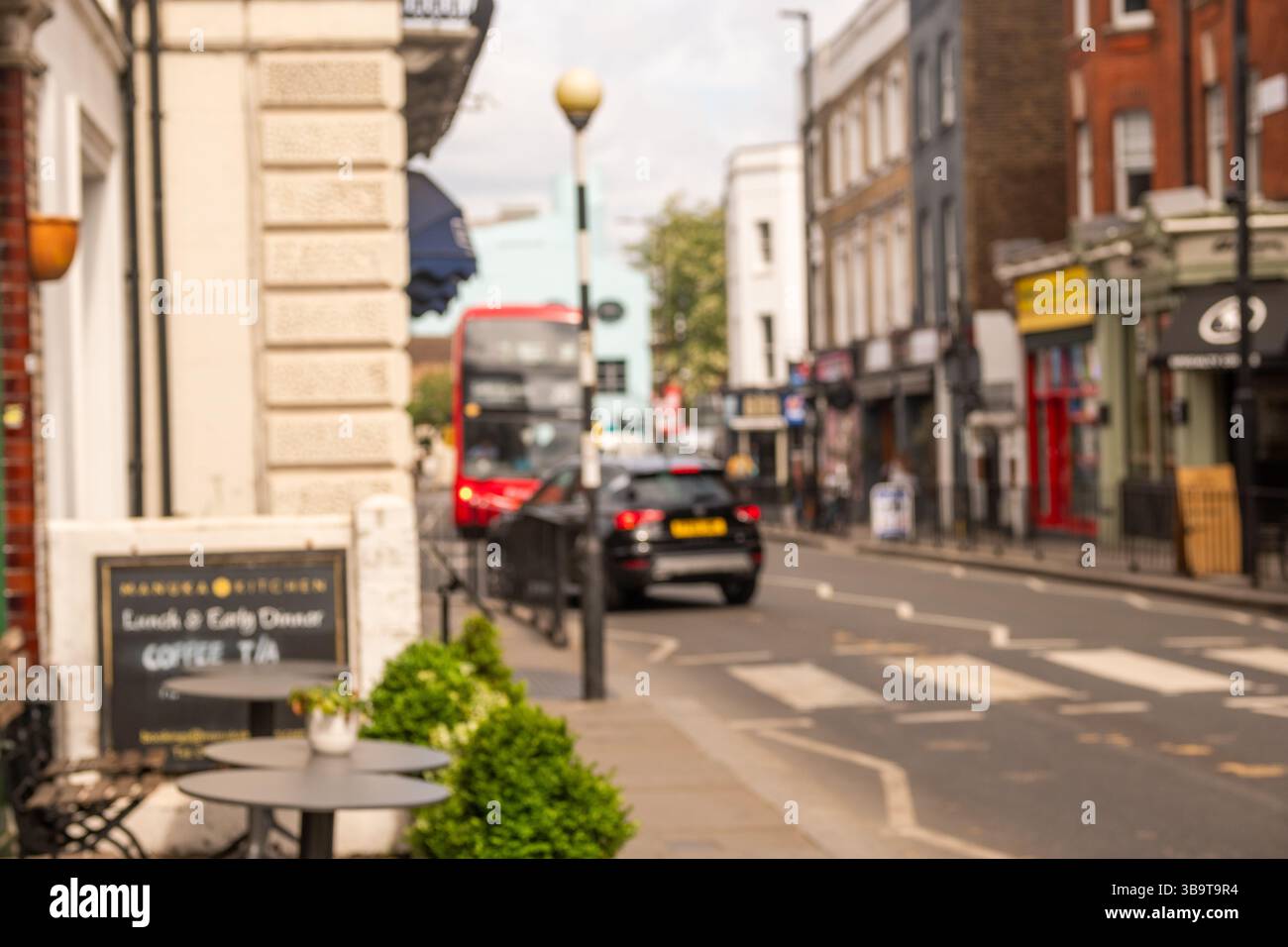 Fulham Road, Londres - vue imprenable sur les boutiques, les gens et la circulation de Londres Banque D'Images