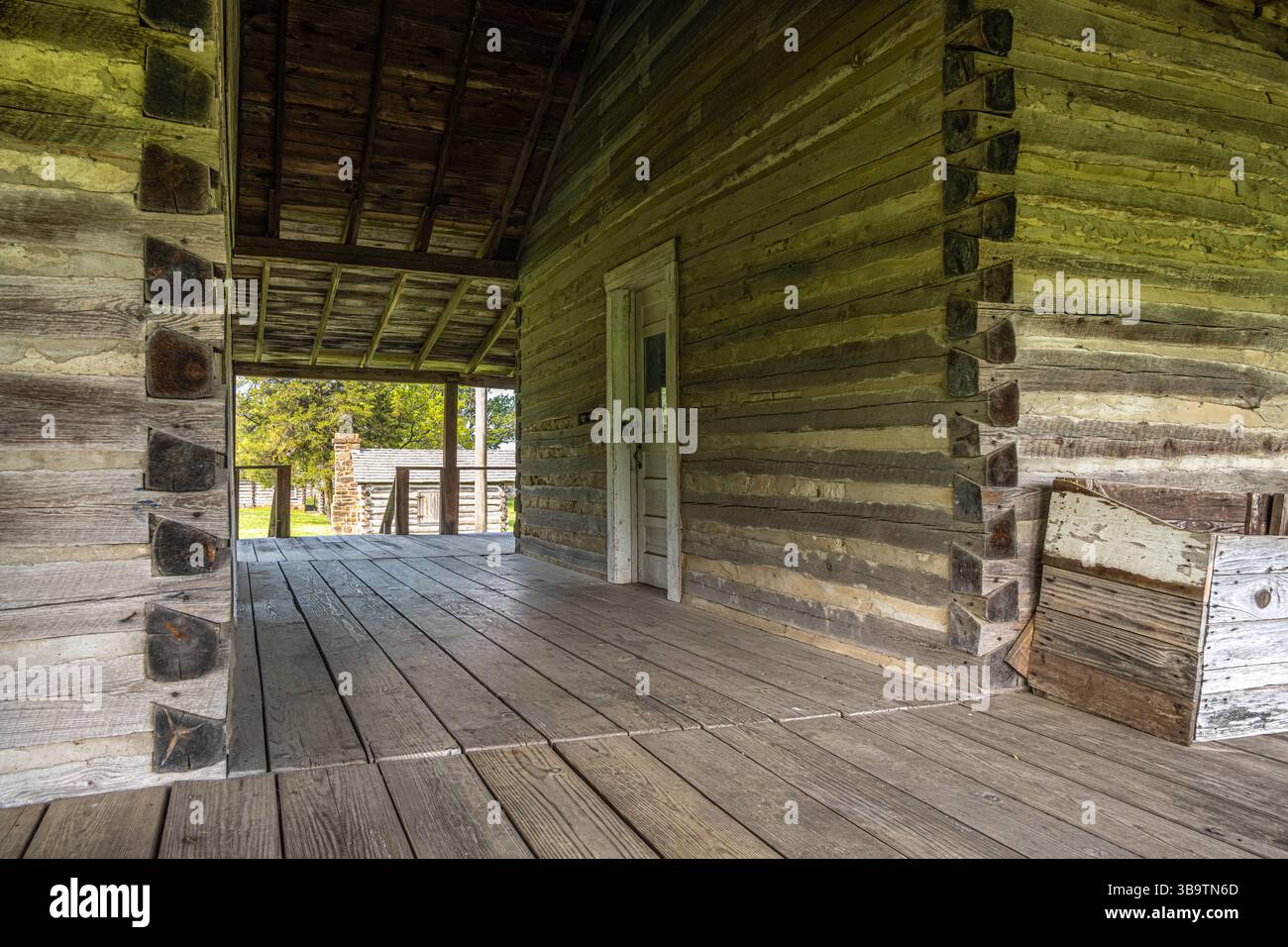 Bâtiment en rondins de dogtrot au site historique de Fort Gibson à Fort Gibson, Oklahoma. (ÉTATS-UNIS) Banque D'Images