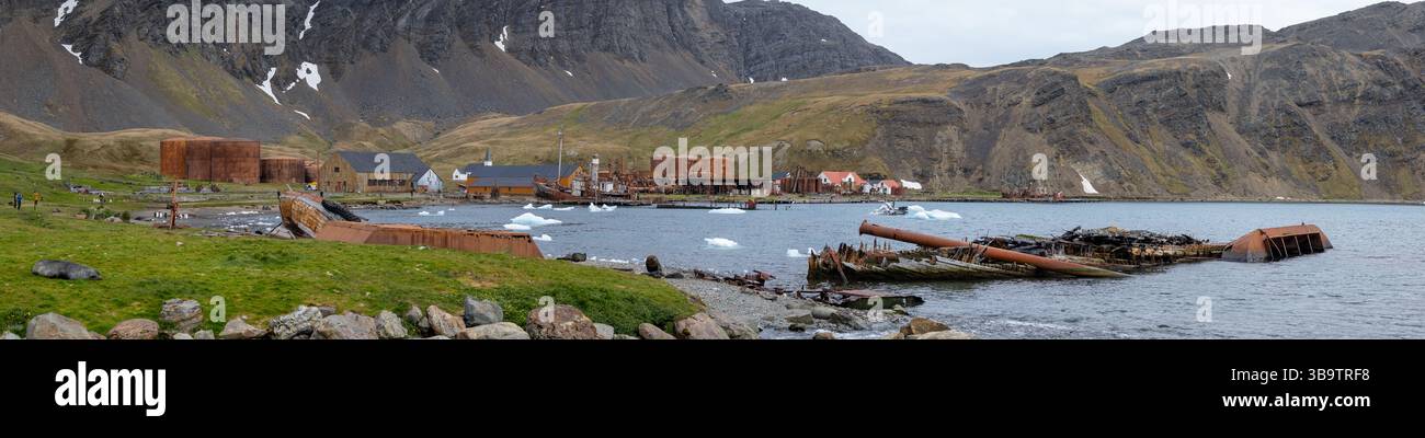 Une vue panoramique de King Edward Cove en Géorgie du Sud et de la station baleinière abandonnée de Grytviken, vue le 23 décembre 2024. Banque D'Images