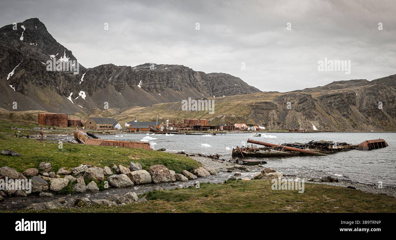 Une vue panoramique de King Edward Cove en Géorgie du Sud et de la station baleinière abandonnée de Grytviken, vue le 23 décembre 2024. Banque D'Images