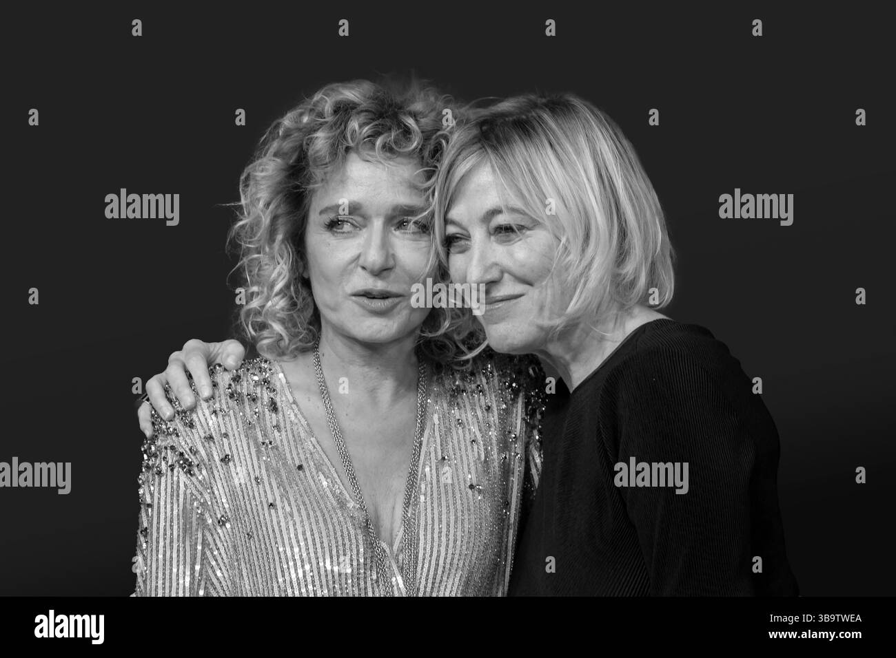Rome, Italie - 7 mai 2025 : Valeria Golino et Valeria Bruni Tedeschi assistent au tapis rouge lors du 70e David Di Donatello aux Cinecitta Studios le 07 mai 2025 à Rome, Italie. Banque D'Images