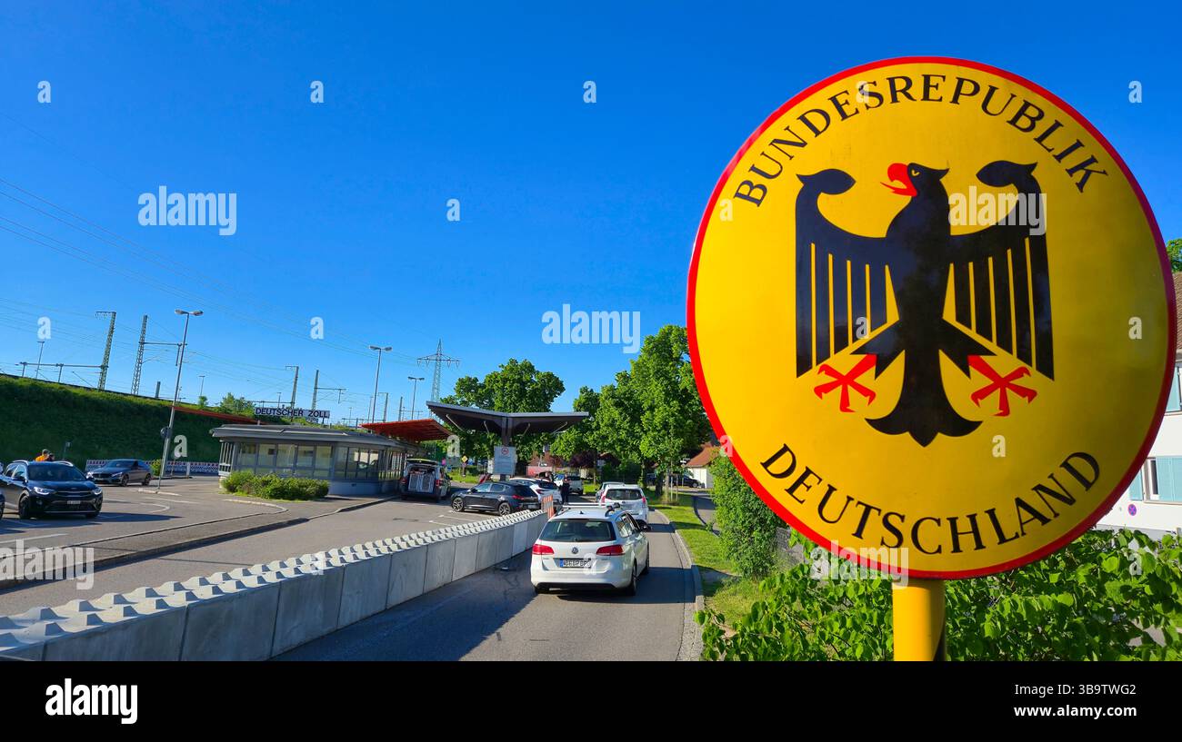 Weil am Rhein, Allemagne. 10 mai 2025. Weil am Rhein, Allemagne - 10 mai 2025 : frontière germano-suisse entre l'Allemagne et la Suisse, Deutschland - Schweiz, Bâle, Lörrach, Südbaden, douane, Grenze, Dogana, Zoll, crédit : dpa/Alamy Live News Banque D'Images