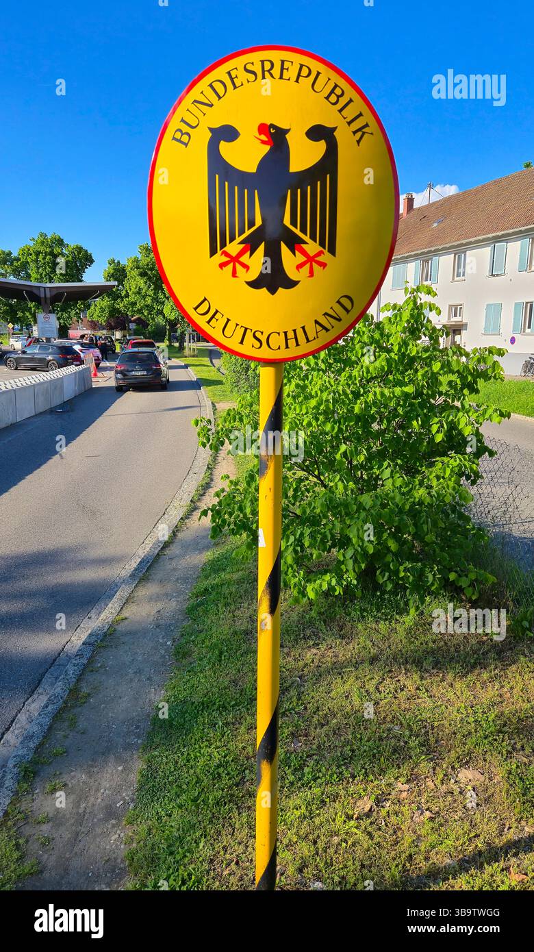 Weil am Rhein, Allemagne. 10 mai 2025. Weil am Rhein, Allemagne - 10 mai 2025 : frontière germano-suisse entre l'Allemagne et la Suisse, Deutschland - Schweiz, Bâle, Lörrach, Südbaden, douane, Grenze, Dogana, Zoll, crédit : dpa/Alamy Live News Banque D'Images