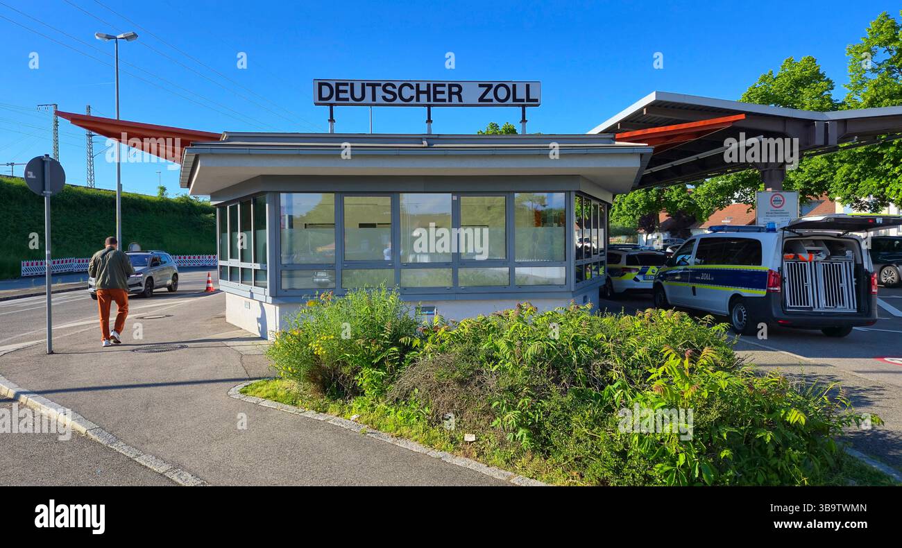 Weil am Rhein, Allemagne. 10 mai 2025. Weil am Rhein, Allemagne - 10 mai 2025 : frontière germano-suisse entre l'Allemagne et la Suisse, Deutschland - Schweiz, Bâle, Lörrach, Südbaden, douane, Grenze, Dogana, Zoll, crédit : dpa/Alamy Live News Banque D'Images