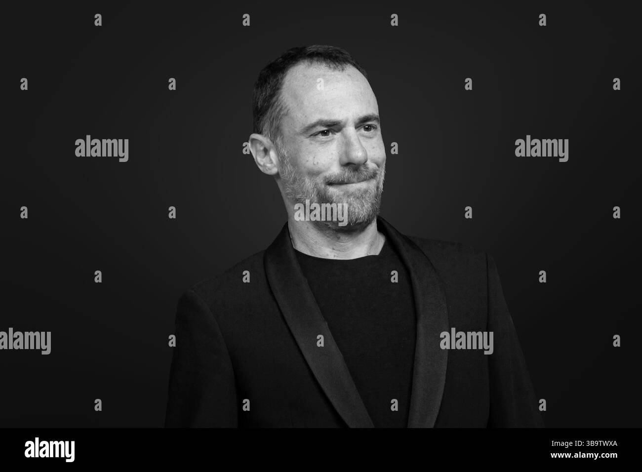 Rome, Italie - 7 mai 2025 : Elio Germano, lauréat du prix du meilleur acteur principal, sur le tapis rouge de la 70e édition du David di Donatello aux studios Cinecittà, le 7 mai 2025 à Rome, Italie. Banque D'Images