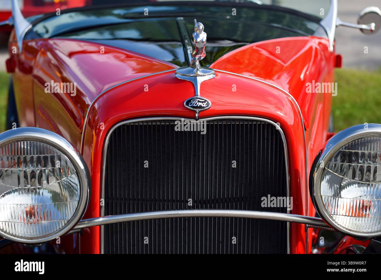 28 mai 2022 - East Gwillimbury, Ontario, Canada : vue avant de vieux 1932 rouge vintage modèle B Ford voiture classique avec dame volante ou nymphe de natation sur HO Banque D'Images