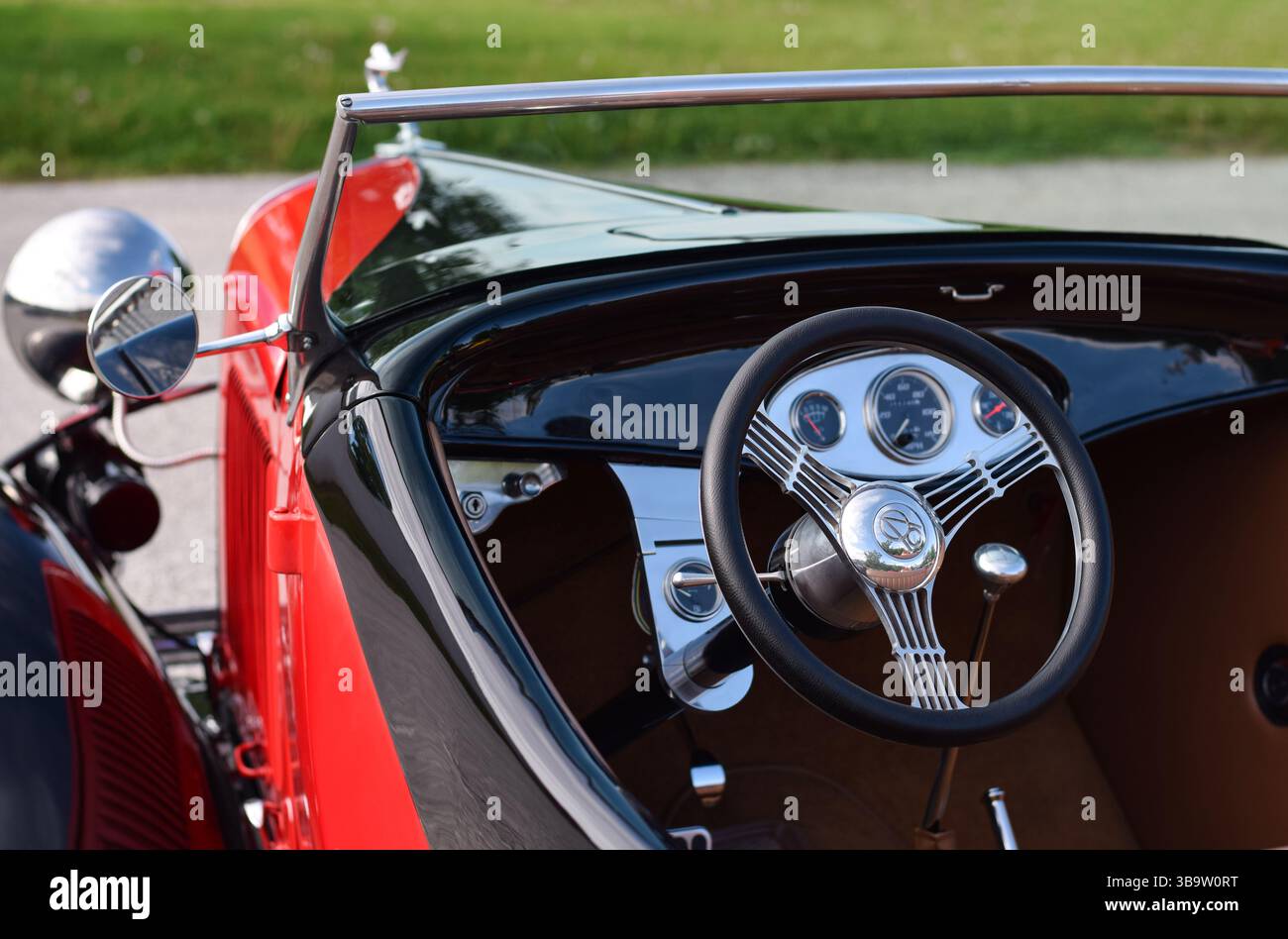 28 mai 2022 - East Gwillimbury, Ontario, Canada : intérieur d'une vieille voiture cabriolet classique Ford 1932 rouge vintage modèle B. Banque D'Images