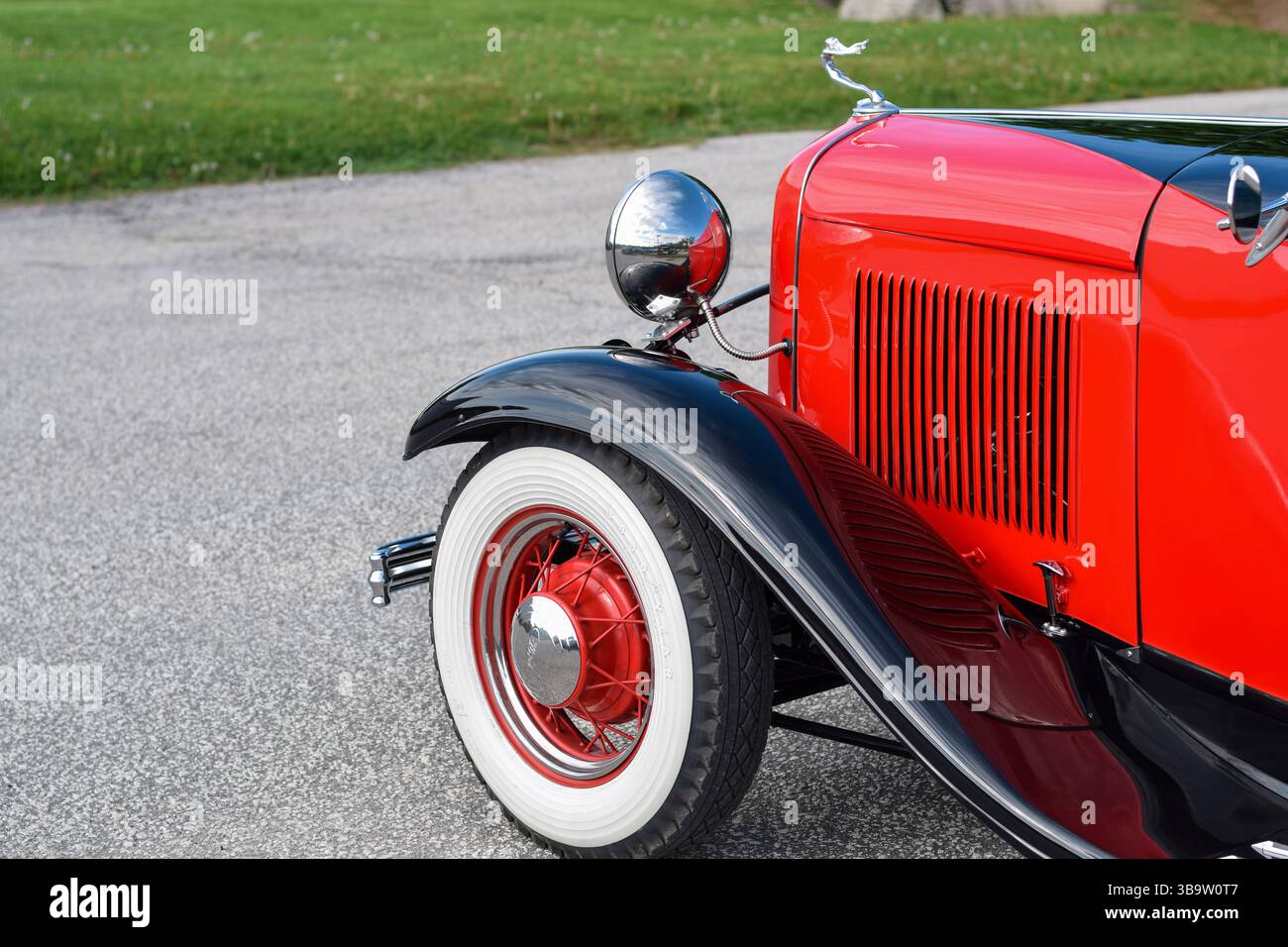 28 mai 2022 - East Gwillimbury, Ontario, Canada : vue de face latérale et un pneu d'une vieille voiture classique Ford de 1932 rouge vintage modèle B. Banque D'Images