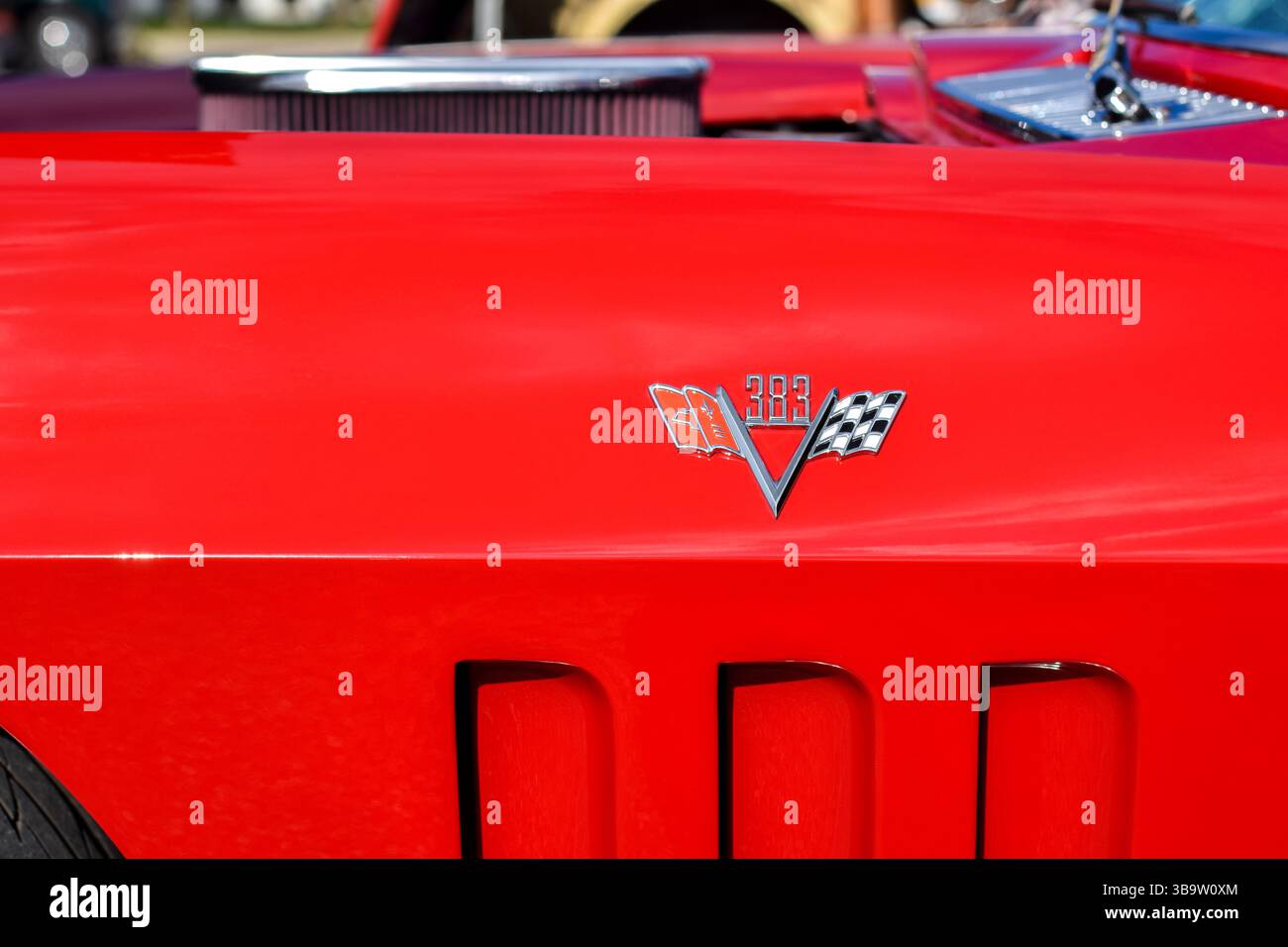 28 mai 2022 - East Gwillimbury, Ontario, Canada : emblème rouge Chevrolet Corvette 383 1961 à drapeaux croisés Banque D'Images