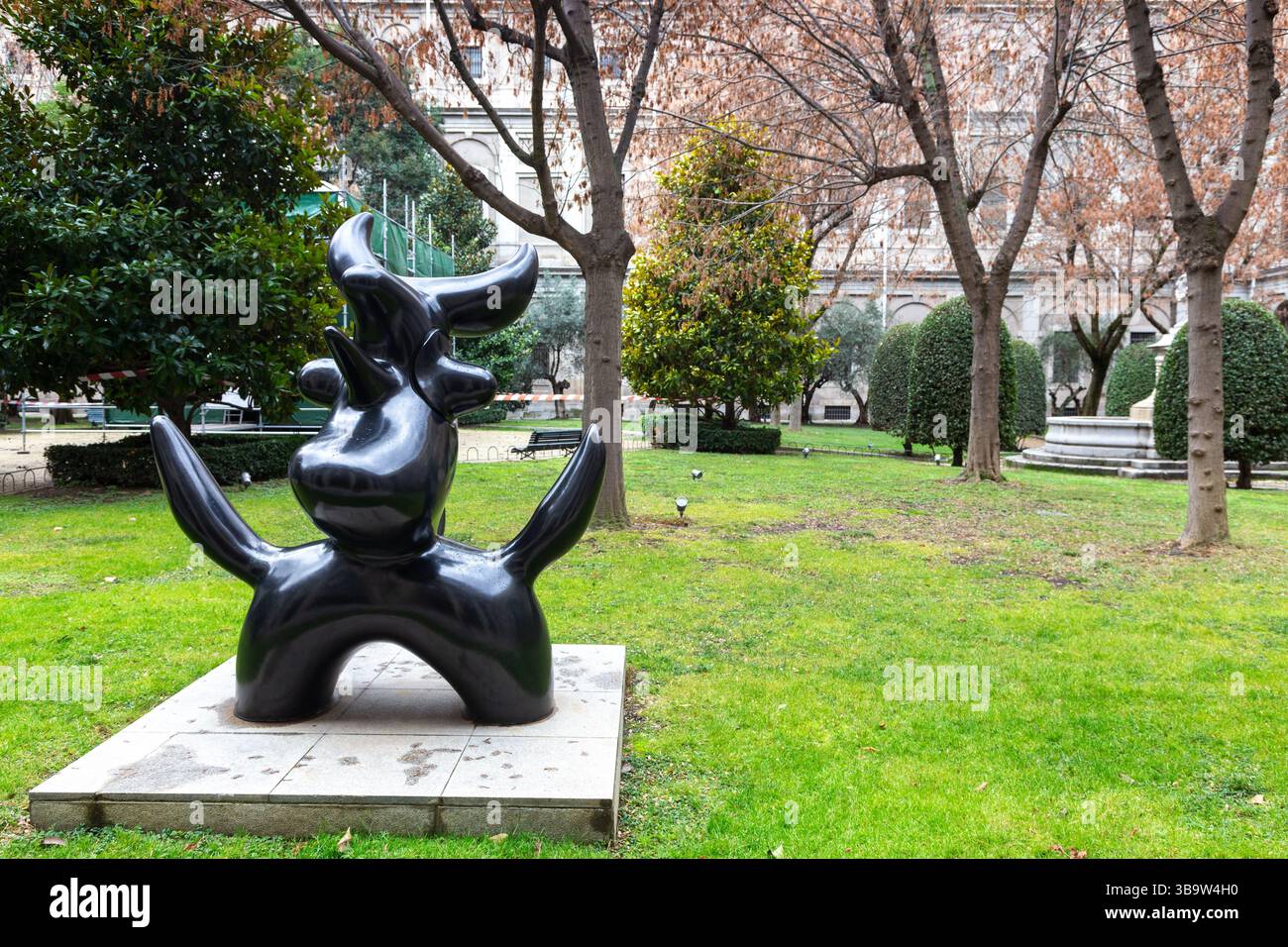 Célèbre cour intérieure du musée contemporain Reina Sofia. Lunar Bird Black Modern Art Detail, jardin d'herbe verte paysagée Madrid Espagne Centre-ville Banque D'Images