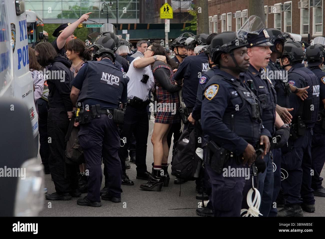 Brooklyn, États-Unis. 08 mai 2025. Le NYPD Strategic Response Group arrête un étudiant qui observait le campement de solidarité palestinien sur le East Quad au Brooklyn College. Crédit : SOPA images Limited/Alamy Live News Banque D'Images