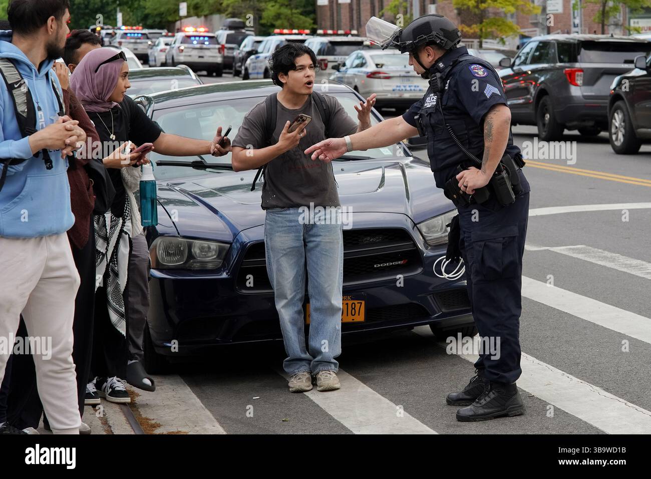 Brooklyn, États-Unis. 8 mai 2025. Le NYPD Strategic Response Group émet des ''derniers avertissements'' aux étudiants observant des arrestations dans le campement palestinien au Brooklyn College. (Crédit image : © Derek French/SOPA images via ZUMA Press Wire) USAGE ÉDITORIAL SEULEMENT ! Non destiné à UN USAGE commercial ! Banque D'Images