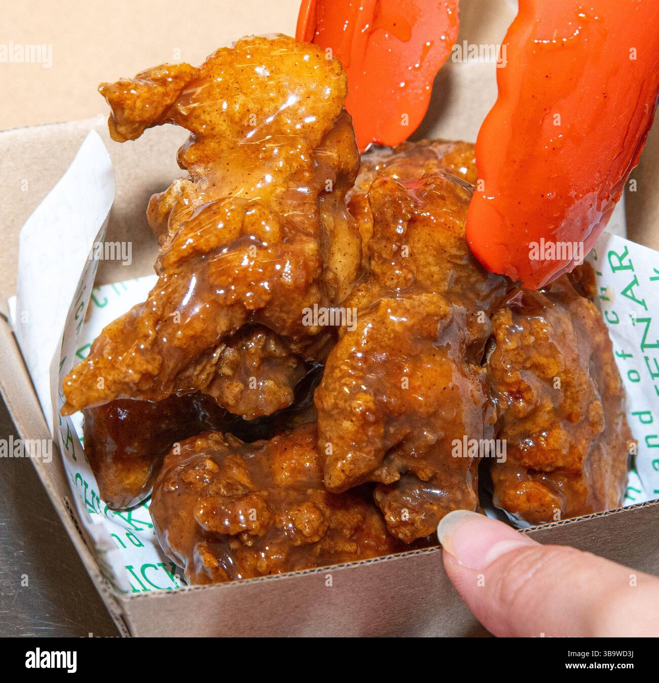 Gros plan de morceaux de poulet désossés frits. Banque D'Images