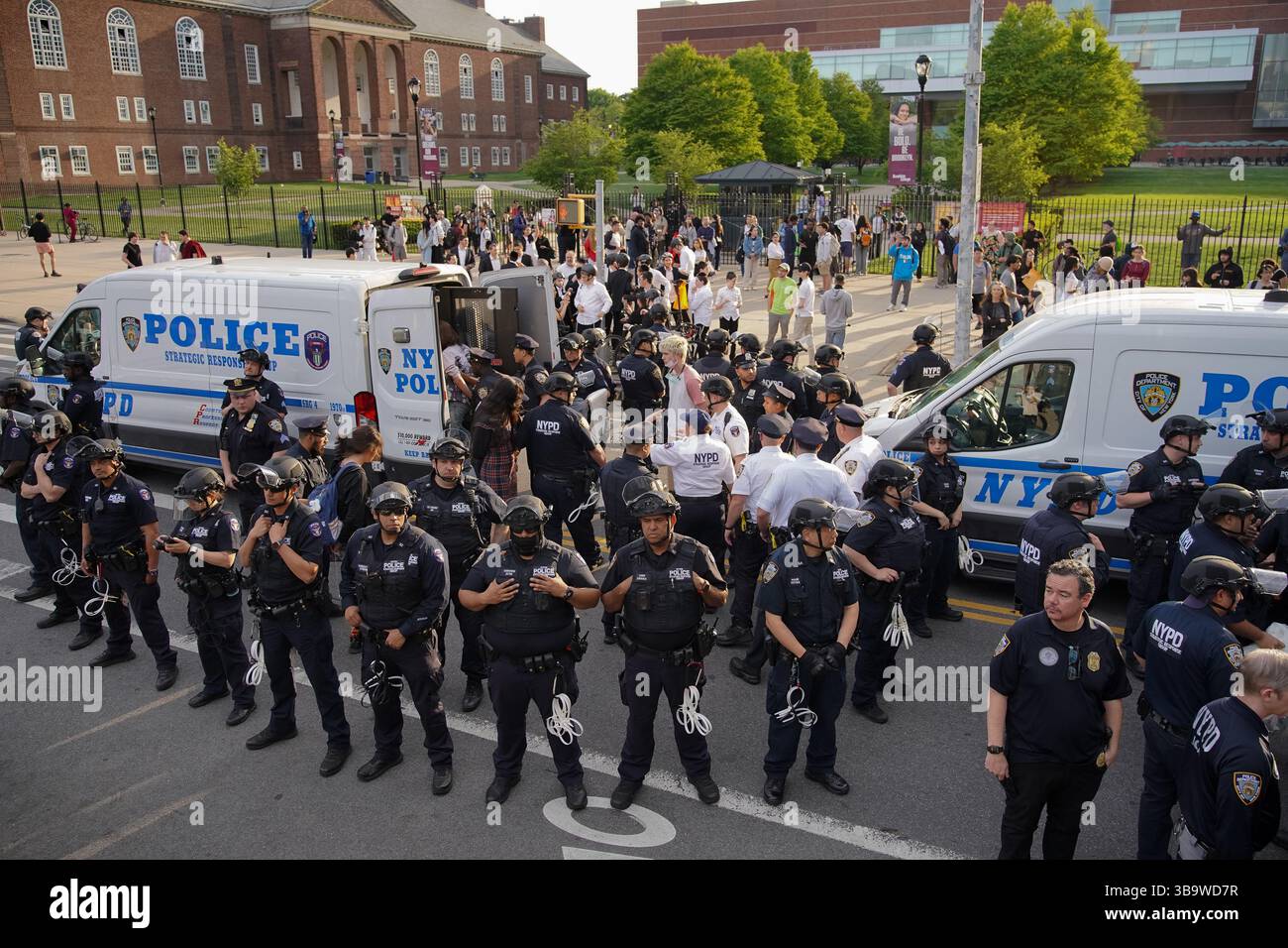 Brooklyn, États-Unis. 8 mai 2025. Le NYPD Strategic Response Group procède à l'arrestation de manifestants impliqués dans le campement de solidarité palestinien sur le East Quad au Brooklyn College. (Crédit image : © Derek French/SOPA images via ZUMA Press Wire) USAGE ÉDITORIAL SEULEMENT ! Non destiné à UN USAGE commercial ! Banque D'Images