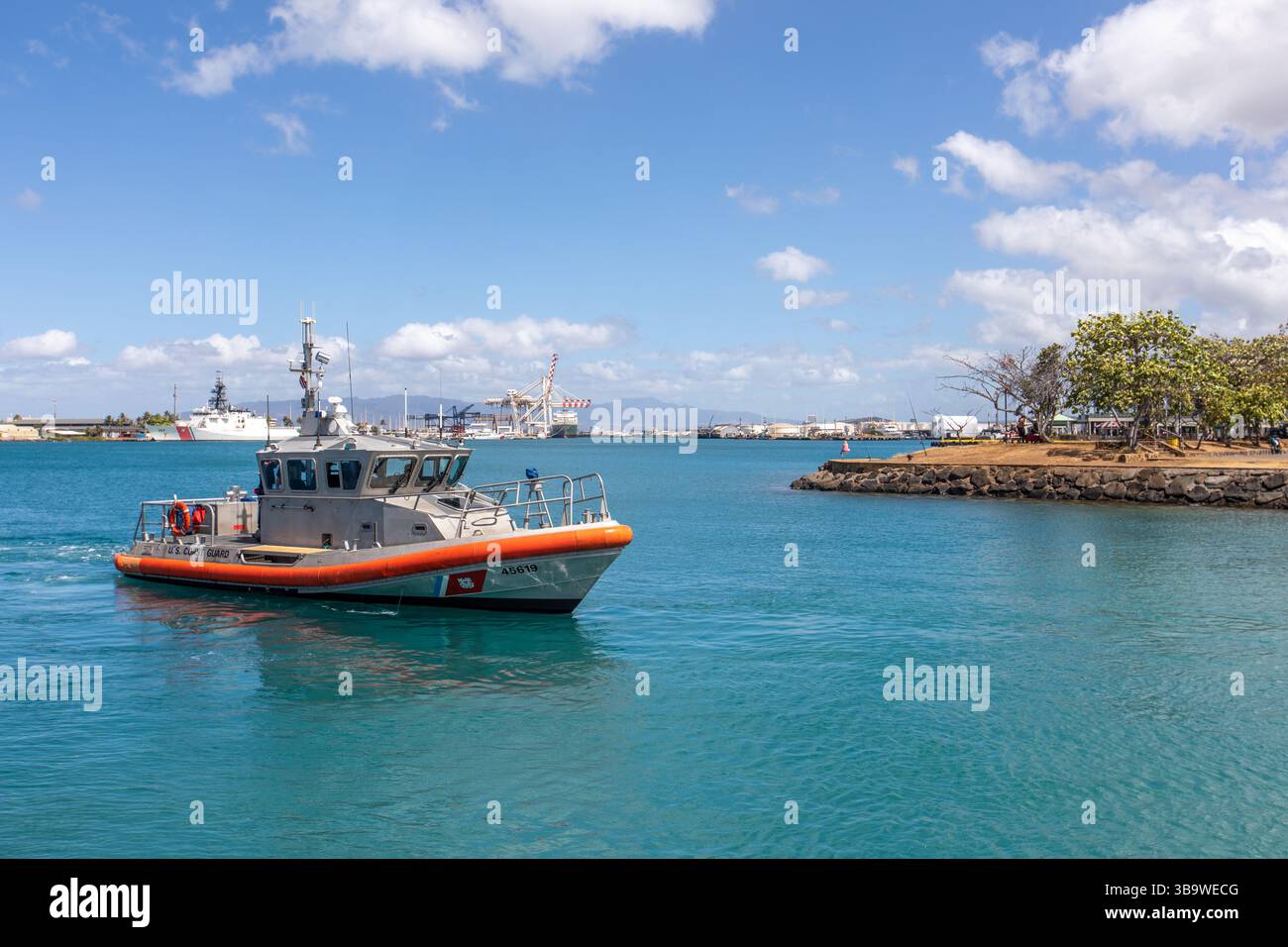 Honolulu, Hawaï, États-Unis d'Amérique (USA) - 12 juin 2020 : petit bateau de la Garde côtière du Département de la sécurité intérieure, sécurité maritime aux frontières Banque D'Images