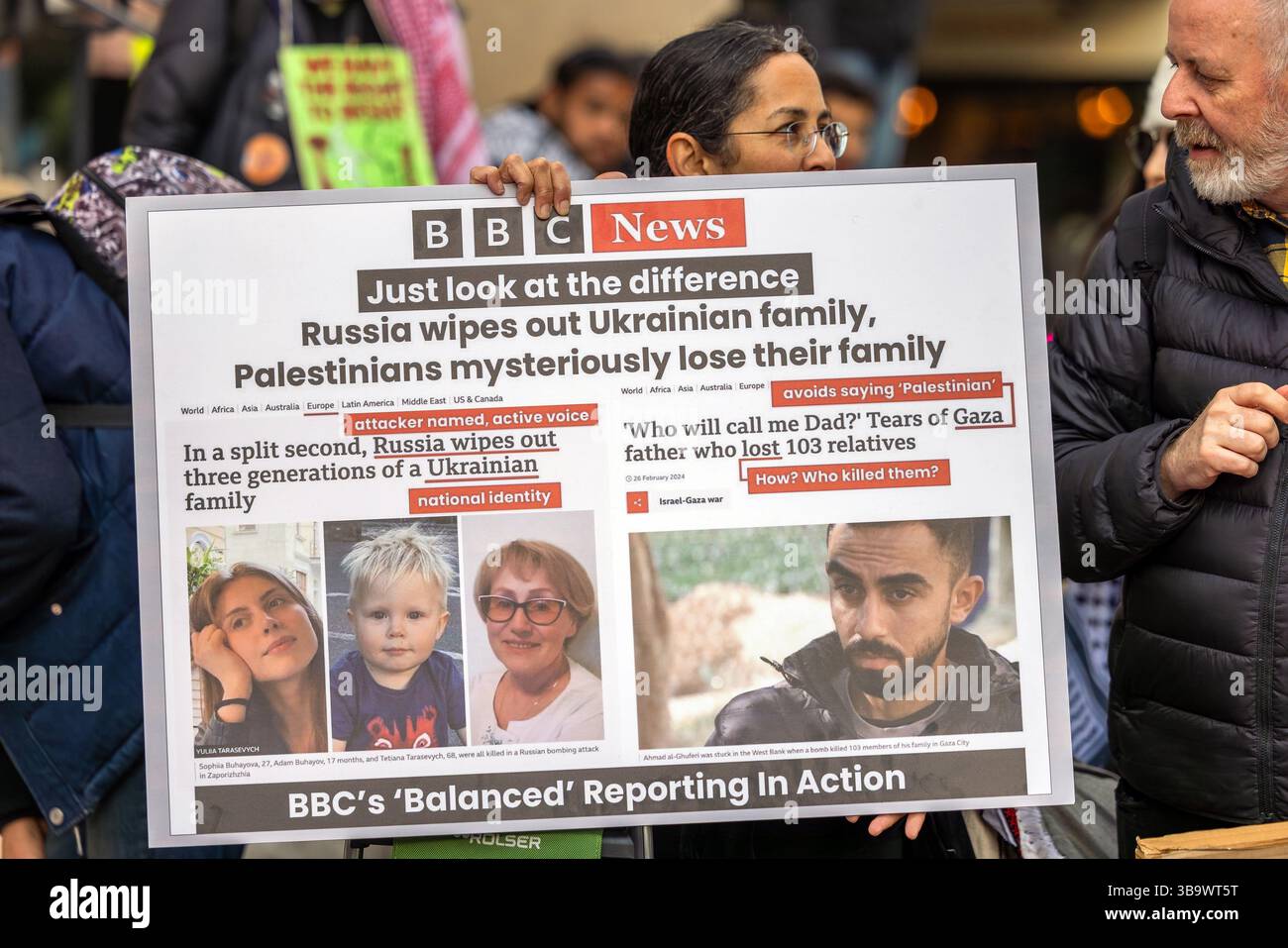 BBC Broadcasting House, Londres – 8 mai 2025 une manifestation d'urgence a eu lieu devant le siège de la BBC, organisée par la Palestine Solidarity Campaign, Stop the War Coalition, le Forum palestinien en Grande-Bretagne et les amis d'Al-Aqsa. La manifestation a été organisée pour condamner la couverture biaisée par la BBC du génocide israélien en cours à Gaza. Abdullah Bailey/Alamy Banque D'Images