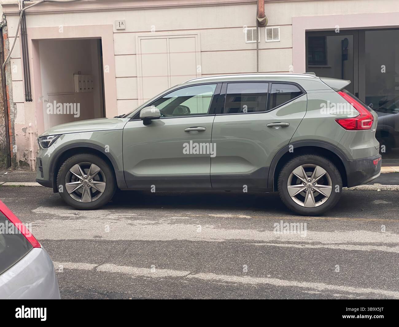 Cremona, Italie - 5 avril 2025 Explorer l'allure d'une Volvo XC40 recharge Twin Pure Electric 2023 en Sage Green Une Automoti élégante et durable Banque D'Images