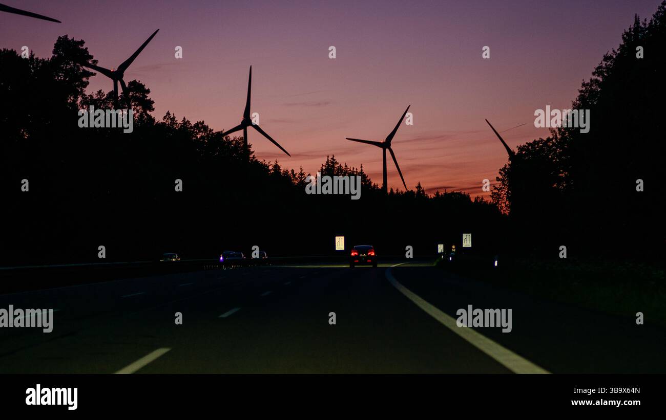 Circulation sur l'autoroute au crépuscule. Banque D'Images