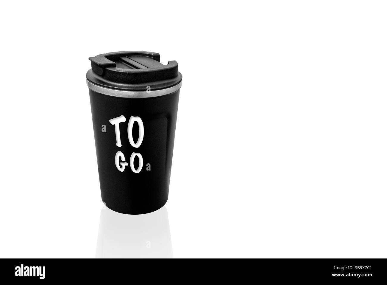 Tasse thermo noire pour le café sur fond blanc. Tasse thermos pour boissons chaudes Banque D'Images