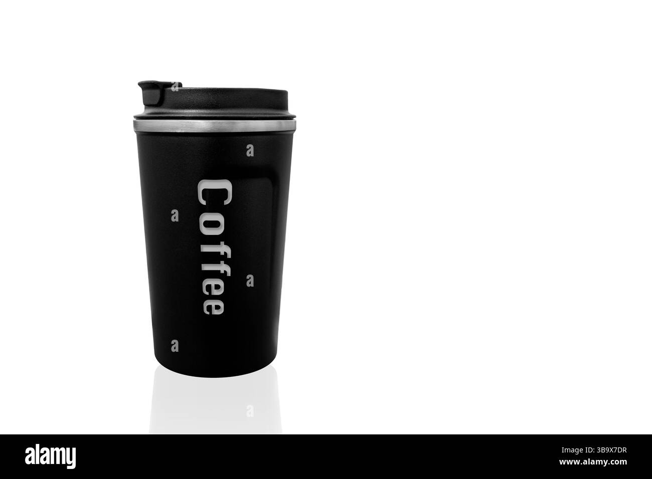 Tasse thermo noire pour le café sur fond blanc. Tasse thermos pour boissons chaudes Banque D'Images